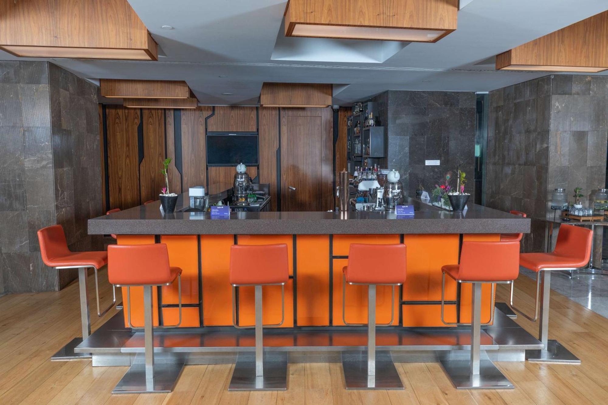 Radisson Blu Hotel Istanbul Asia Eksteriør bilde The bar at the 1000 Mile End