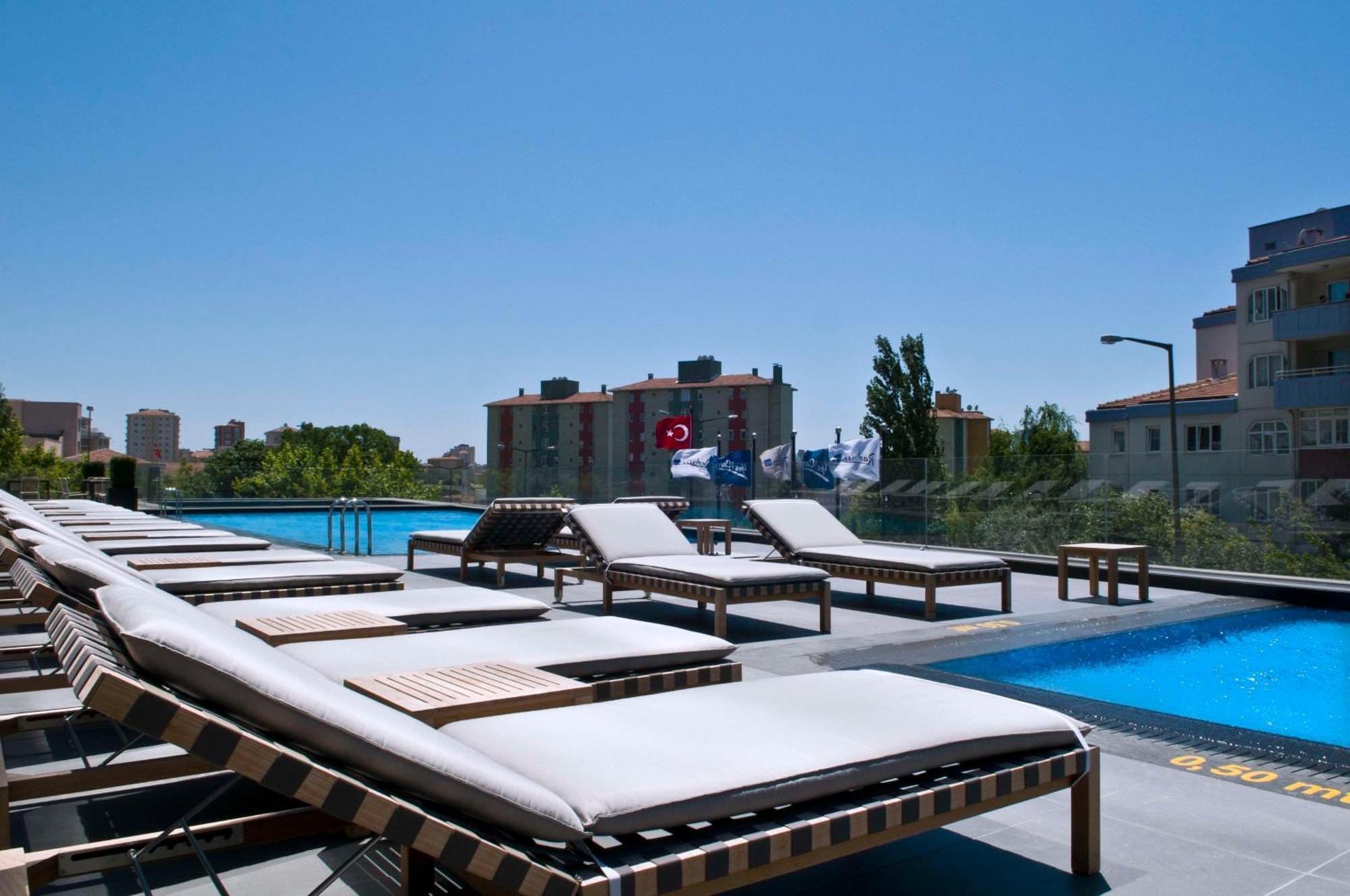 Radisson Blu Hotel Istanbul Asia Eksteriør bilde The swimming pool at the hotel